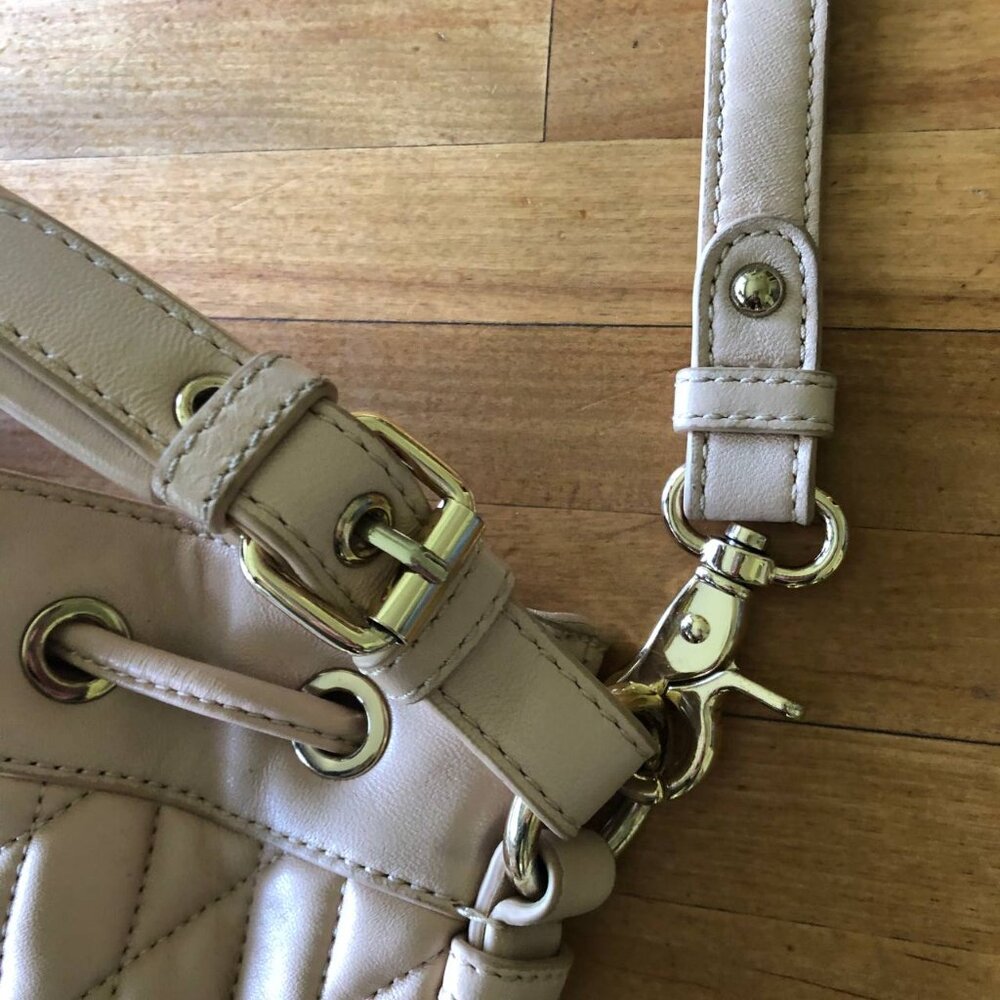 Badgley Mischka Cream With Hint of Pink Quilted Leather Bucket Bag - Picture 4 of 15